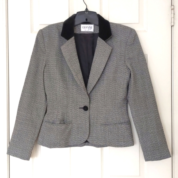 Vintage Gianni Fully lined blazer with velvet collar and button. - Picture 1 of 8
